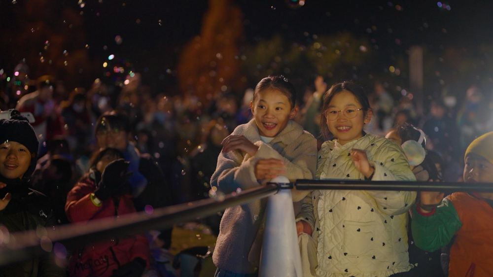 公園で遊ぶ子ども
